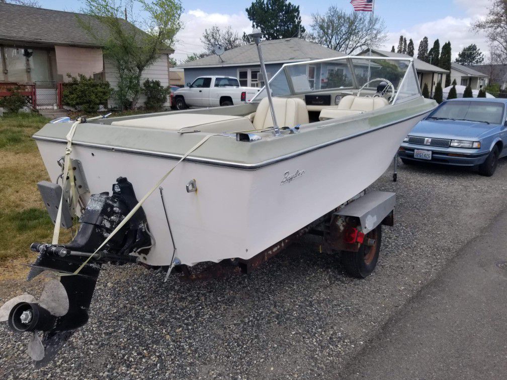 1969 Bayliner 16foot in-board out-board boat with motor 4 cylinder Excellent Condition
