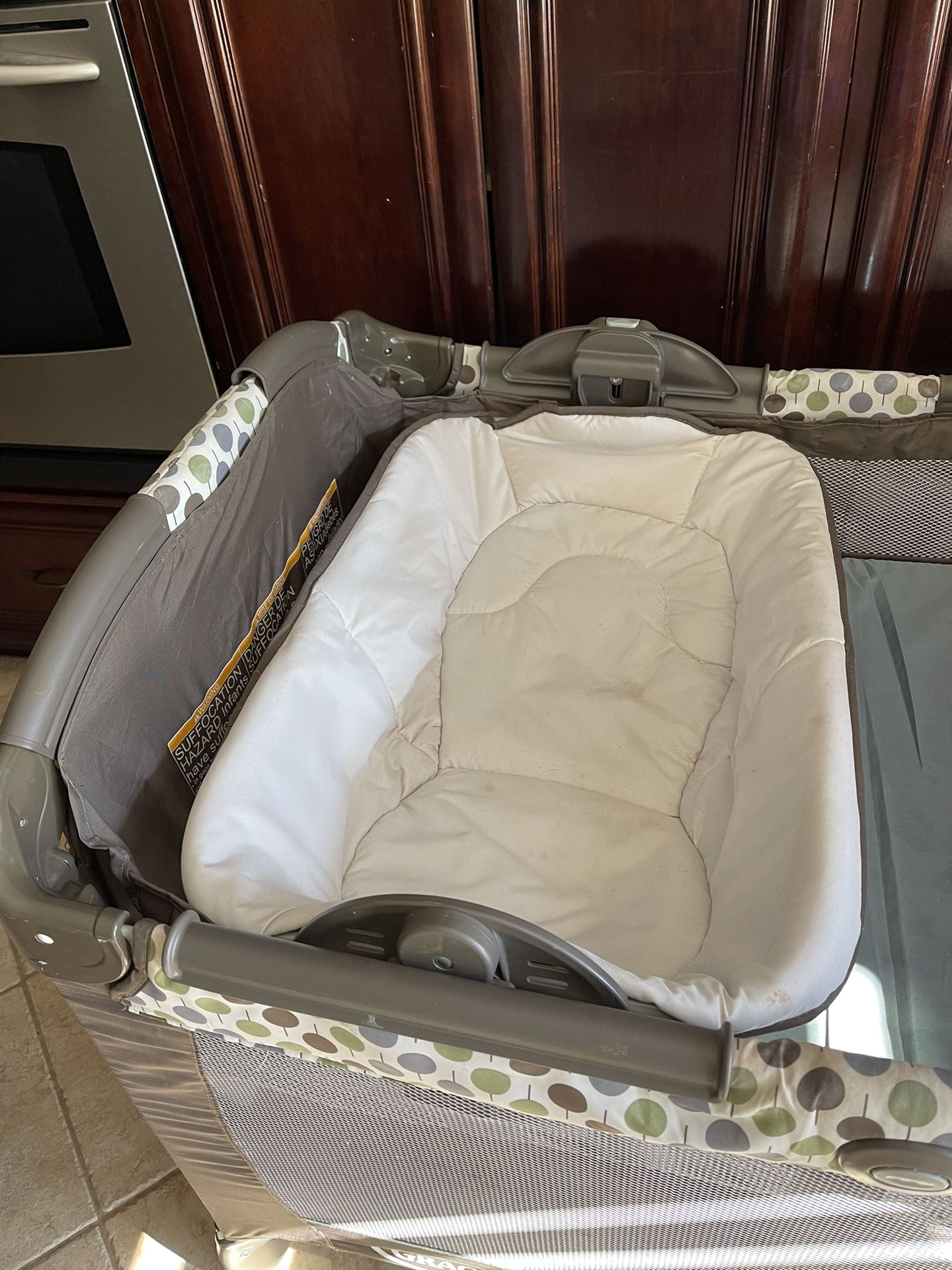 Play yard - Graco pack n play / play yard / play pen / change table / crib Includes bassinet and changing table Easy compact and store Has mobile and 