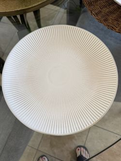 Set of 4 stoneware dinner plates.