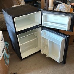 Mini Fridge W/freezer