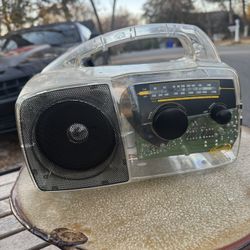 Vintage Solar Wind Up Radio
