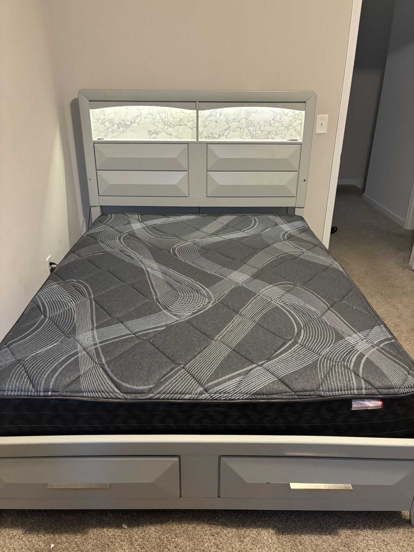 Modern 5 Piece Bedroom Set w/ LED Lights USB Ports & Mattress – Like New!