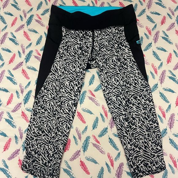 Lululemon Black and White Pattern Leggings 3/4 Length