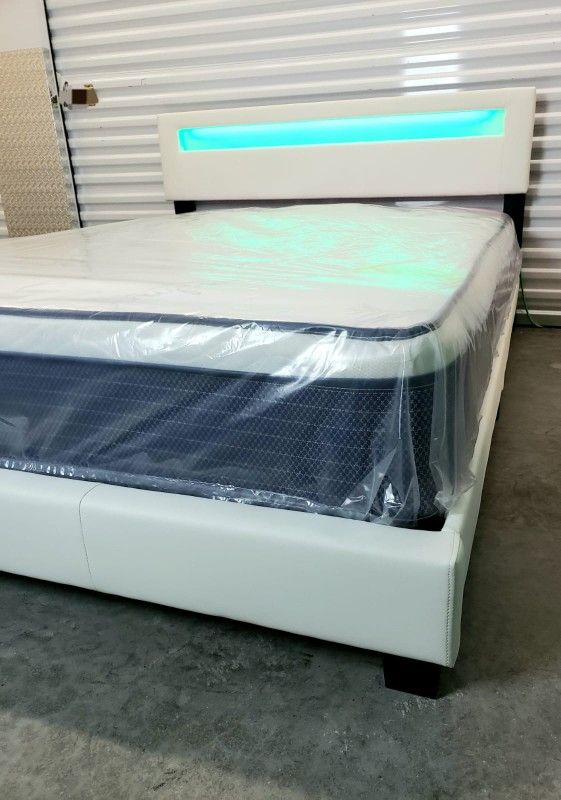 NEW QUEEN PILLOW TOP MATTRESS and BOX SPRING. Bed frame not included 👍