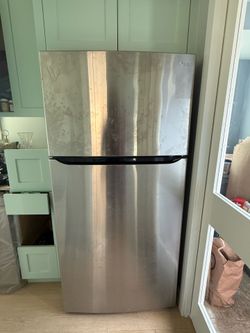 LG Stainless Steel Refrigerator – Needs Repair – Freezer Works