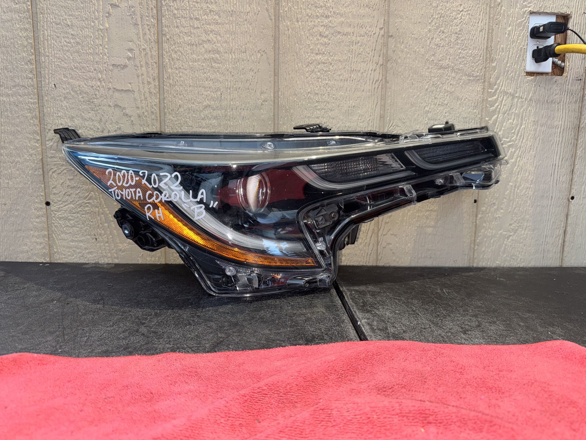 2020 2021 2022 TOYOTA COROLLA “B” RIGHT SIDE HEADLIGHT OEM USED