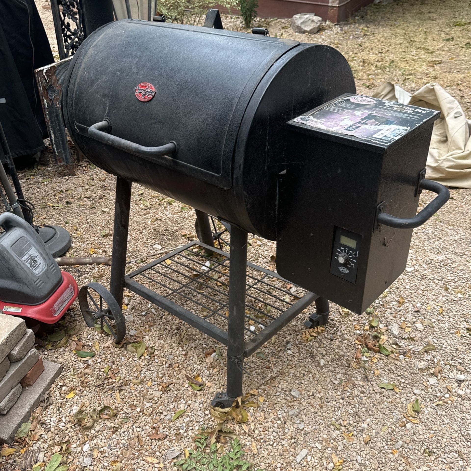 Chargriller. Grills/smokers Pellet Grill for Sale in San Antonio, TX