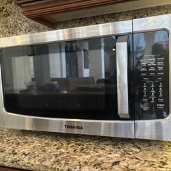 Toshiba Airfryer Microwave (Used twice) Like-New