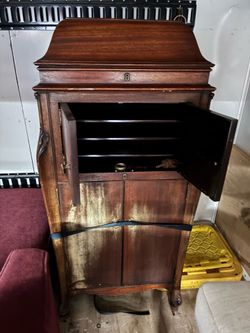 Victoria record player/cabinet
