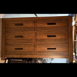 Dresser w/ 6 Drawers