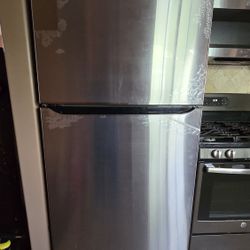 Like New LG Refrigerator (Under 1 Year Old)