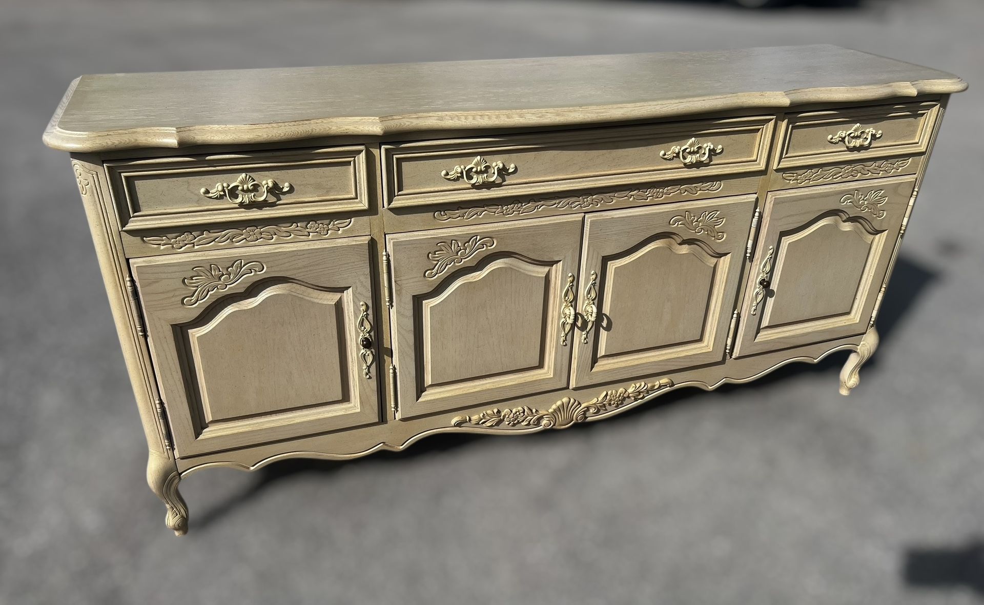 Stanley Wooden French Provincial Style Cream Sideboard Credenza Console Table! Good condition! Delivery Available! 69x17.5x32.5in