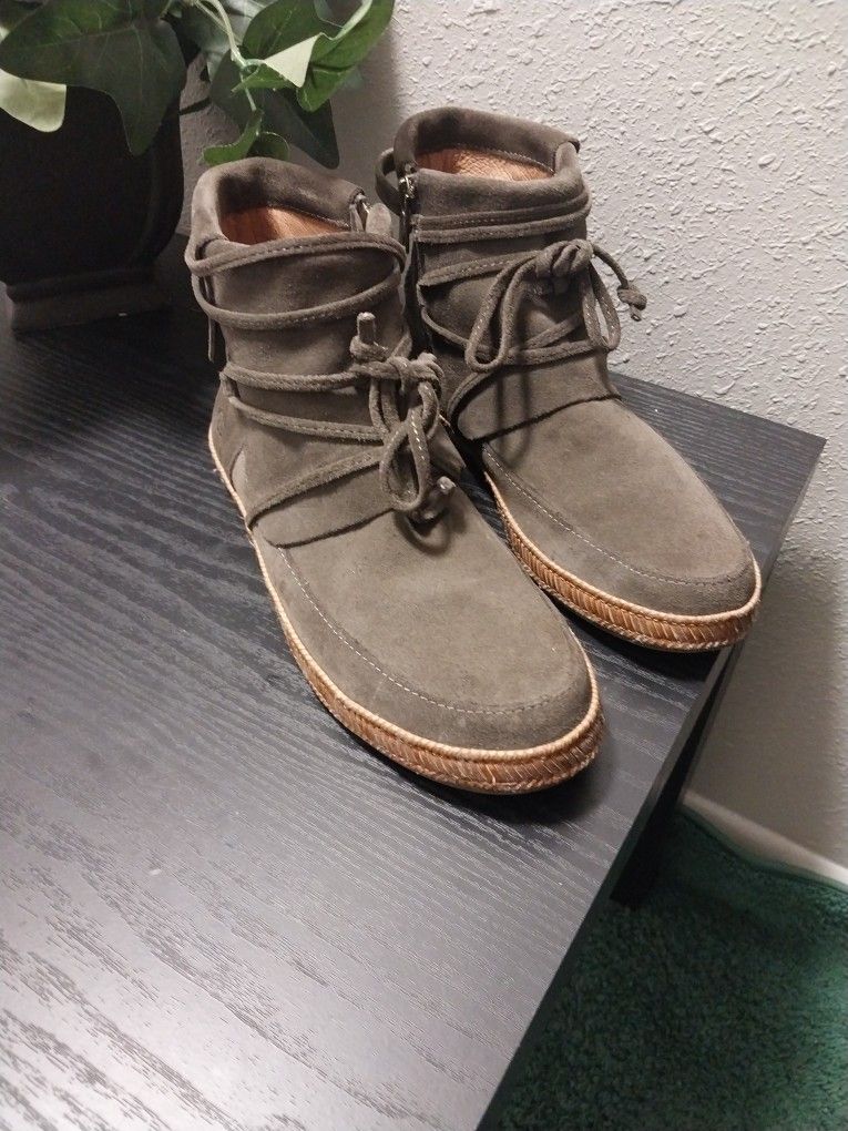 UGG Ankal Boots SIZE 7.5 Ladies