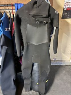 Men’s wetsuit barely worn