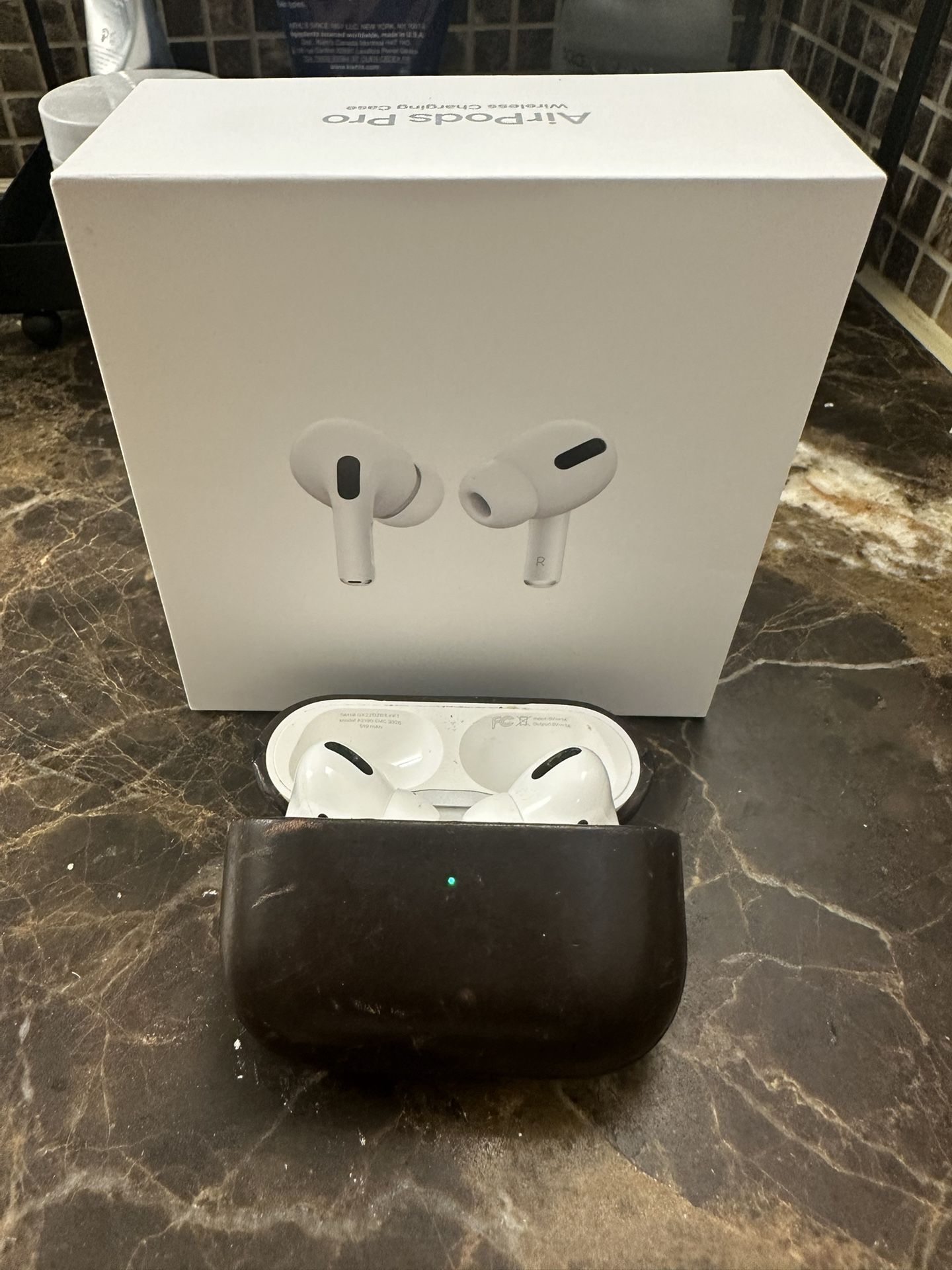 AirPods Pro 1 (A2084, Ear Buds and Charging Case, Great Condition) Original Box 