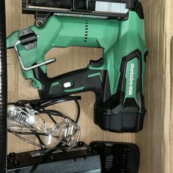Metabo HPT 2-1/2-in 16-Gauge Cordless Straight Finish Nailer (Battery and Charger Included)