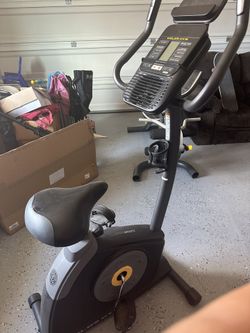 Gold's Gym Cycle Trainer 300 Ci Upright Exercise Bike - iFit Compatible