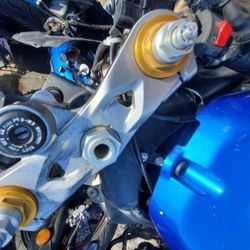 kawasaki ninja zx 636 -zx6 r  r 05-06 TITLE CLEAN frame bent in front price .$ 980 cash clean title ,exhaust racing pipe  complet  $ 190 , fuel pump $