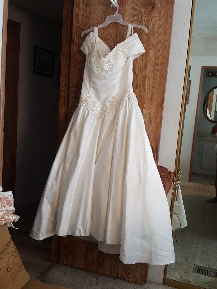 Wedding Dress Size 18, More Like A Size 16