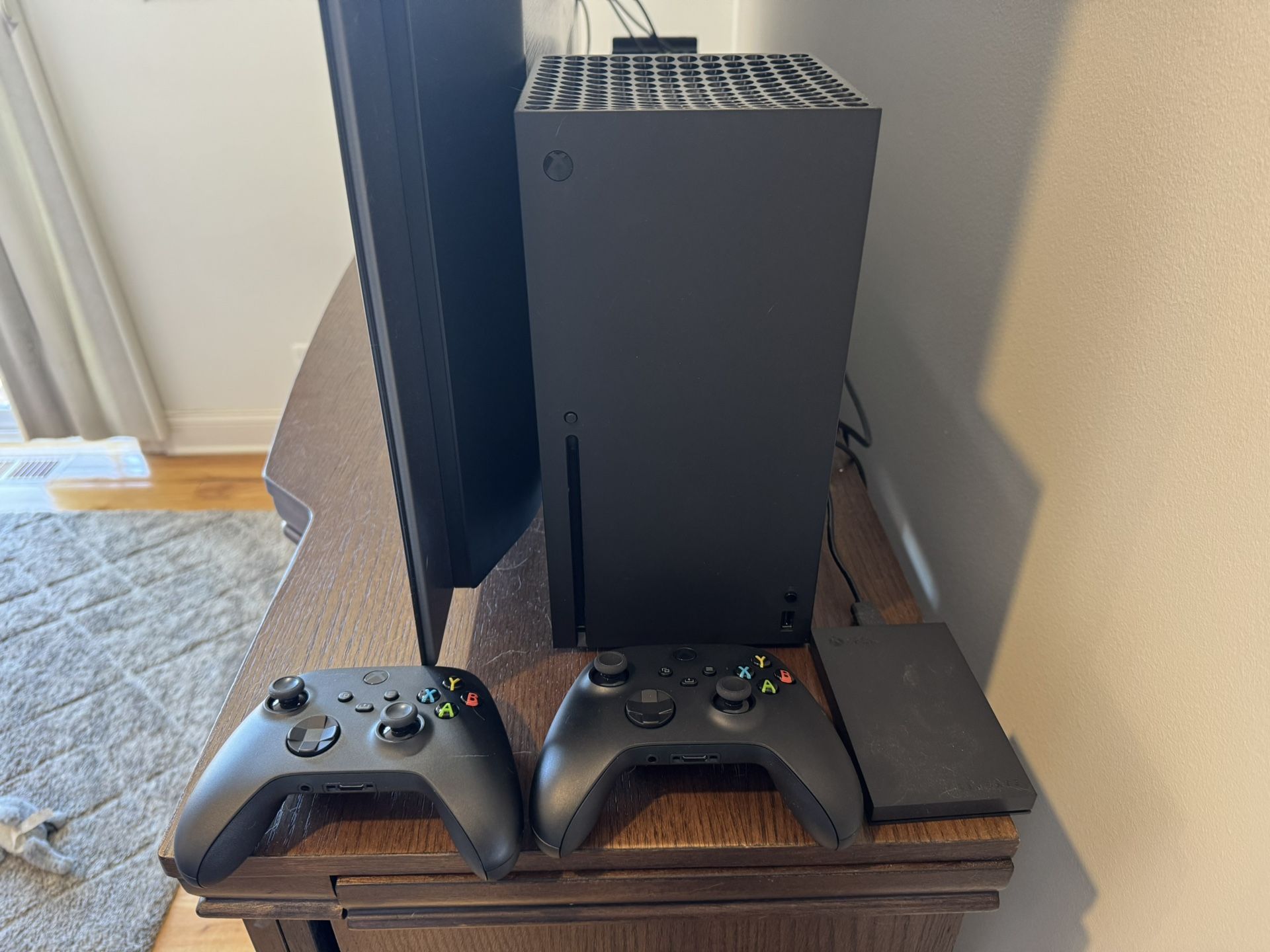 Xbox Series X 1TB + 2 Controllers + 2TB External hard drive