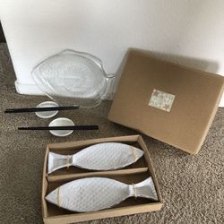 Sushi Kit In Gift Box: Dishes Fish shape (3) + 2 Dip Sauce + 2 Sets of Chop Sticks