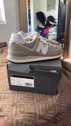 New Balance tennis shoes