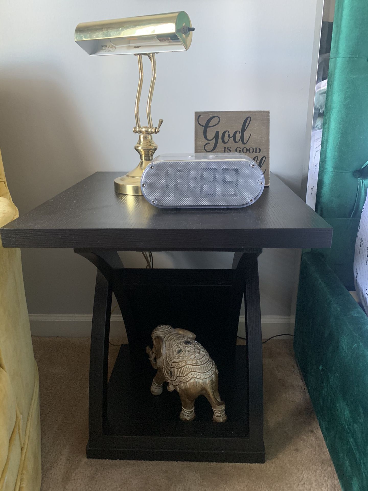 Side table/coffee table.