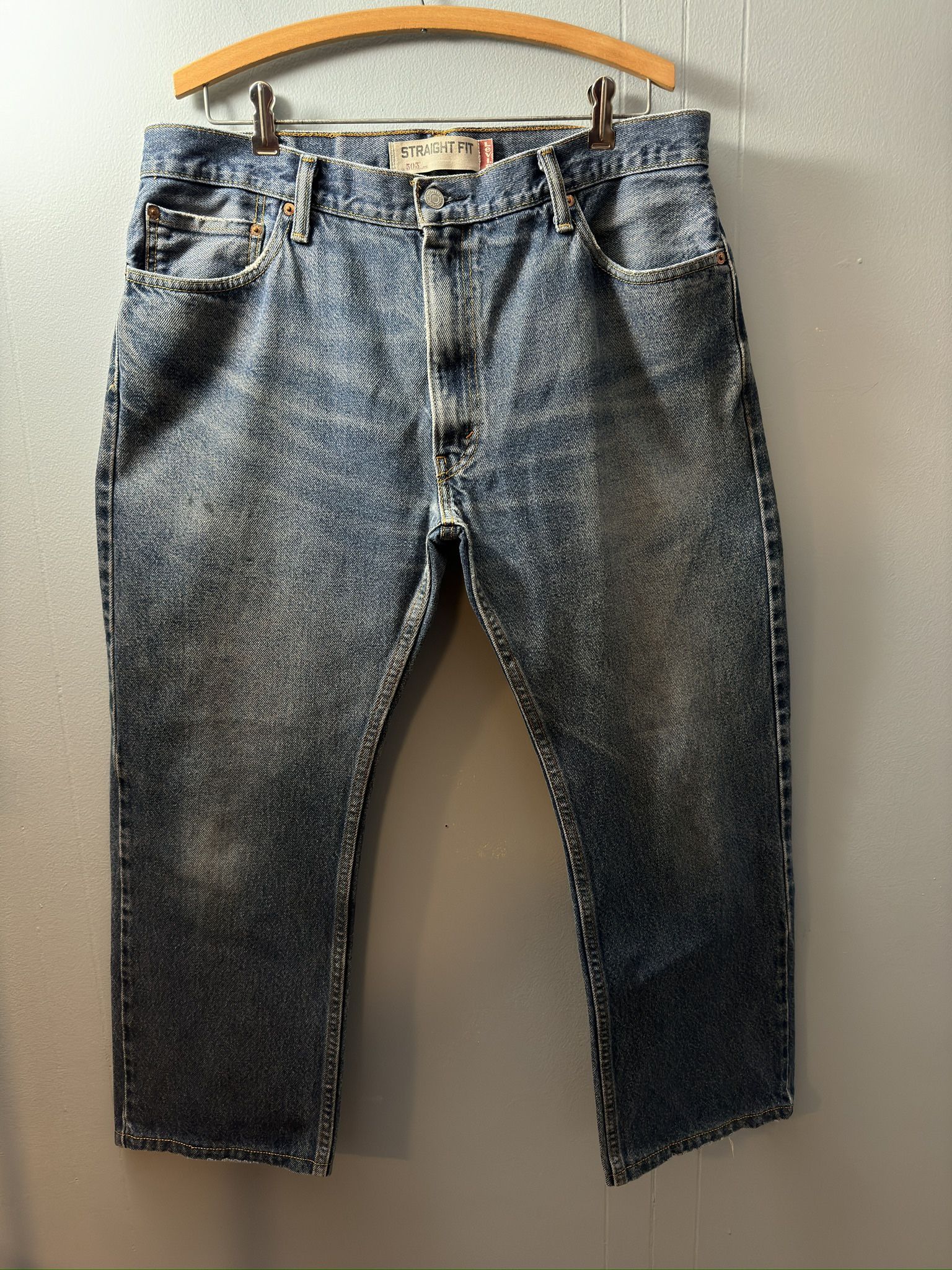 Mens Levi’s 505 Jeans, Size 36X29. 