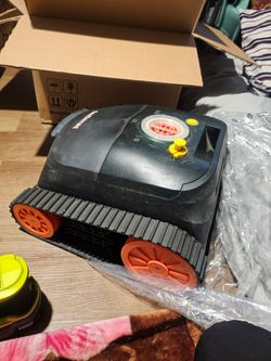 Pool robot , like new ,