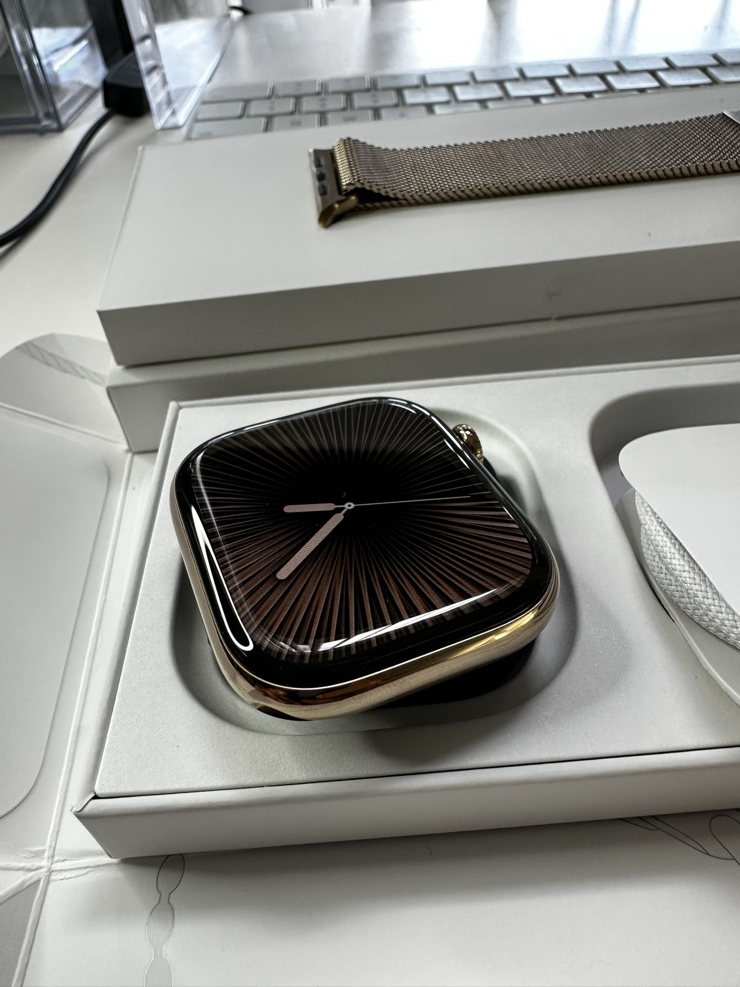 GOLD TITANIUM APPLE WATCH SERIES 10 46MM LTE ,MILANESE LOOP BAND W/APPLE WARRANTY 500$ FIRM PRICE