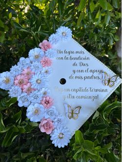 Custom graduation cap topper  Adorno para birrete de graduación 👩‍🎓  Ya disponible para tomar pedidos  Elige , inspírate en un modelo  Que te guste 