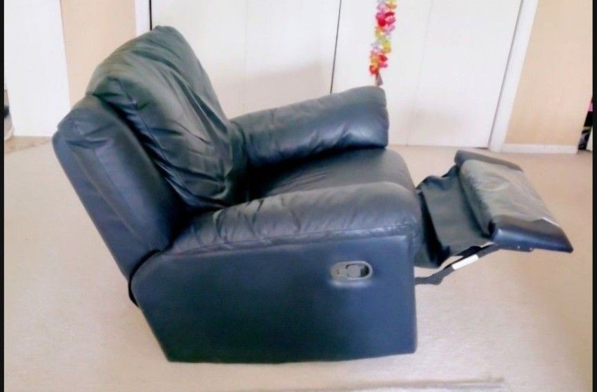 LIVING ROOM SET LOVE SEAT AND RECLINER CHAIR ITALIAN GENUINE LEATHER SOFA BLUE LIKE NEW 