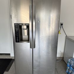 LG Full Size Refrigerator & Freezer 