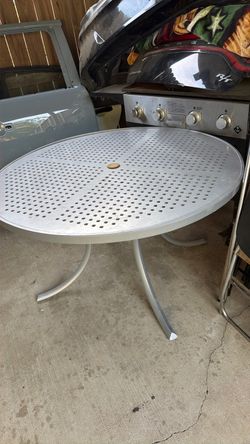 mesa de eluminio es grande