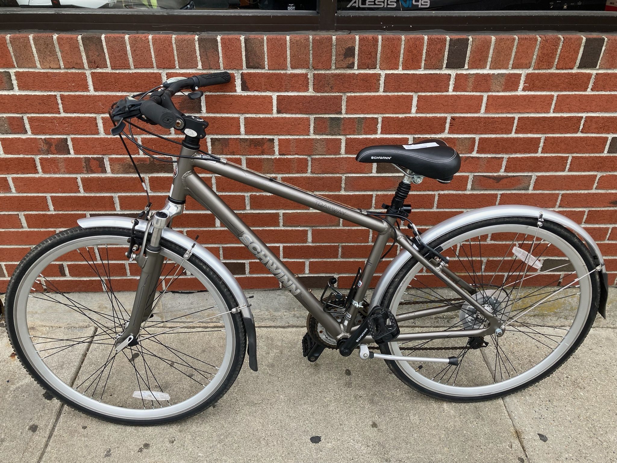 SCHWINN TRAILWAY HYBRID BIKE 17”FRAME, 27” WHEELS