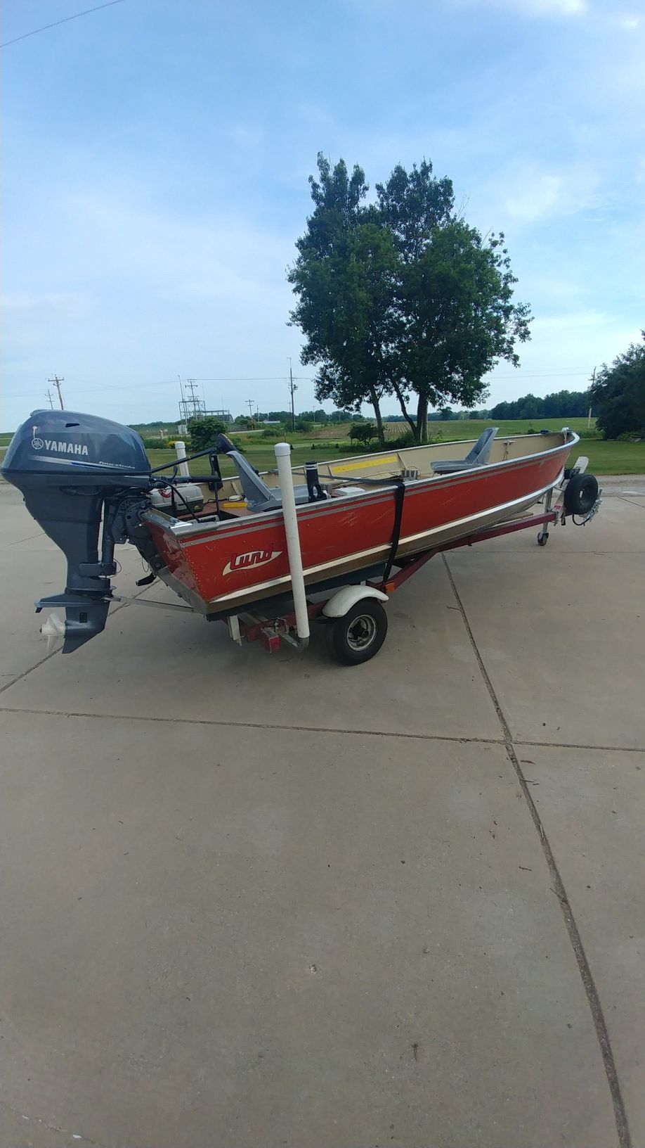 Photo 14 foot lund 25hp four stroke electric start