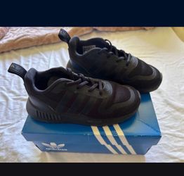 Toddler shoes size 9K