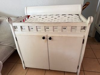 Free  changing table