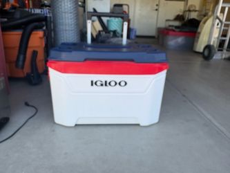 Trail mate 52 qt roller cooler.