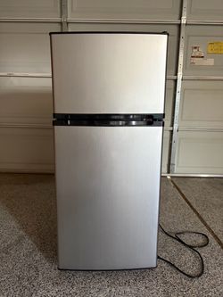 Insignia™ - 4.5 Cu. Ft. Mini Fridge with Top Freezer and ENERGY STAR Certification - Stainless Steel Look