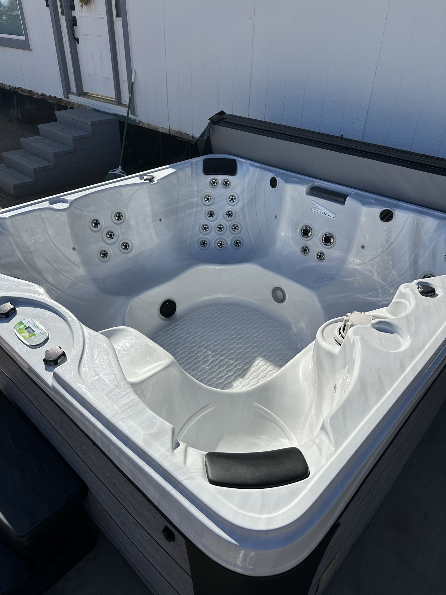 EcoSpa CalSpa 7 Seat 45 Jet Hot Tub Spa