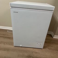 Vissani 5.0 cu. ft. Manual Defrost Chest Freezer w/LED Light White,