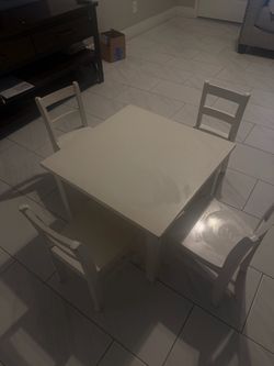 Kids’ Table & 4 Chairs 🤍🪑