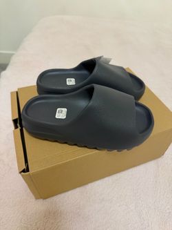 Adidas x Yeezy Slide - Size 6 Men’s