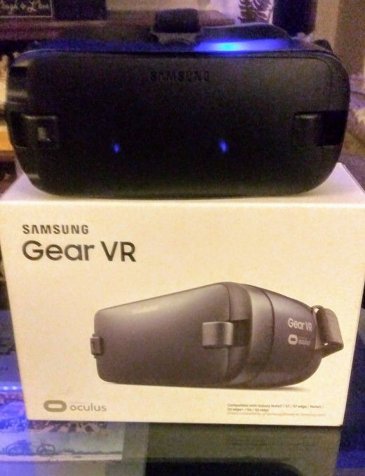 Samsung Gear VR Powered by Oculus. Compatible with Galaxy Note7/S7/S7 Edge/Note5/S6 edge+/S6/S6 Edge. Excellent condition.