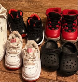 Various baby shoes
