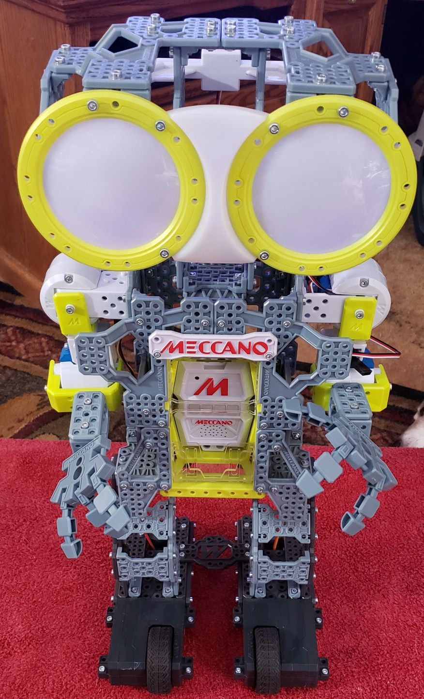 MECCANO MAN ROBOT 2 FOOT TALL 13 WIDE PROGRAMABLE