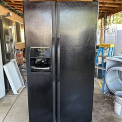 BLACK WHIRLPOOL REFRIGERATOR 