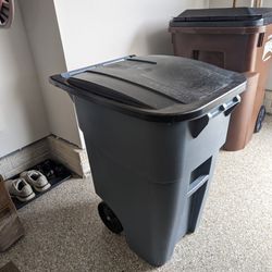 Rubbermaid 50 Gallon Rolling Trash Can