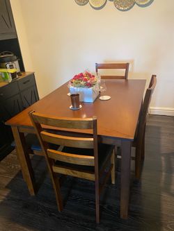 Clean dining room table w/bench